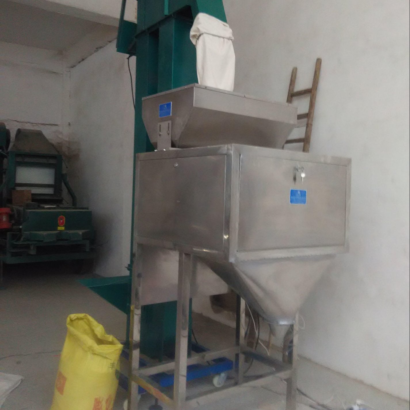郑州轩泰自动化厂家 粉剂颗粒包装机 颗粒称重包装机